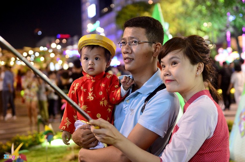 Anh: Vuot rao vao “mot” hoa o duong hoa Nguyen Hue dem be mac-Hinh-4